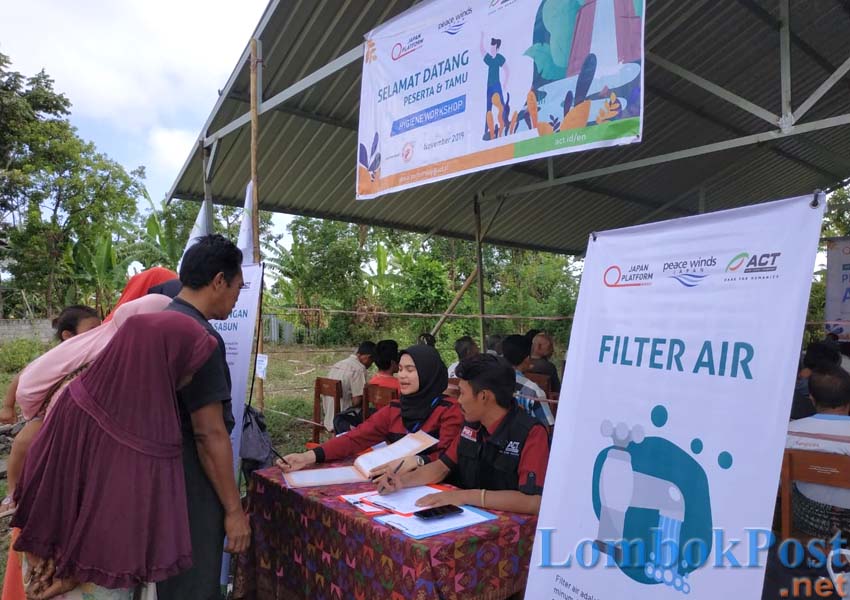 WORKSHOP: Warga mendaftar untuk ikut dalam Hygiene Workshop di Desa Sajang, Kecamatan Sembalun, kemarin (11/11).