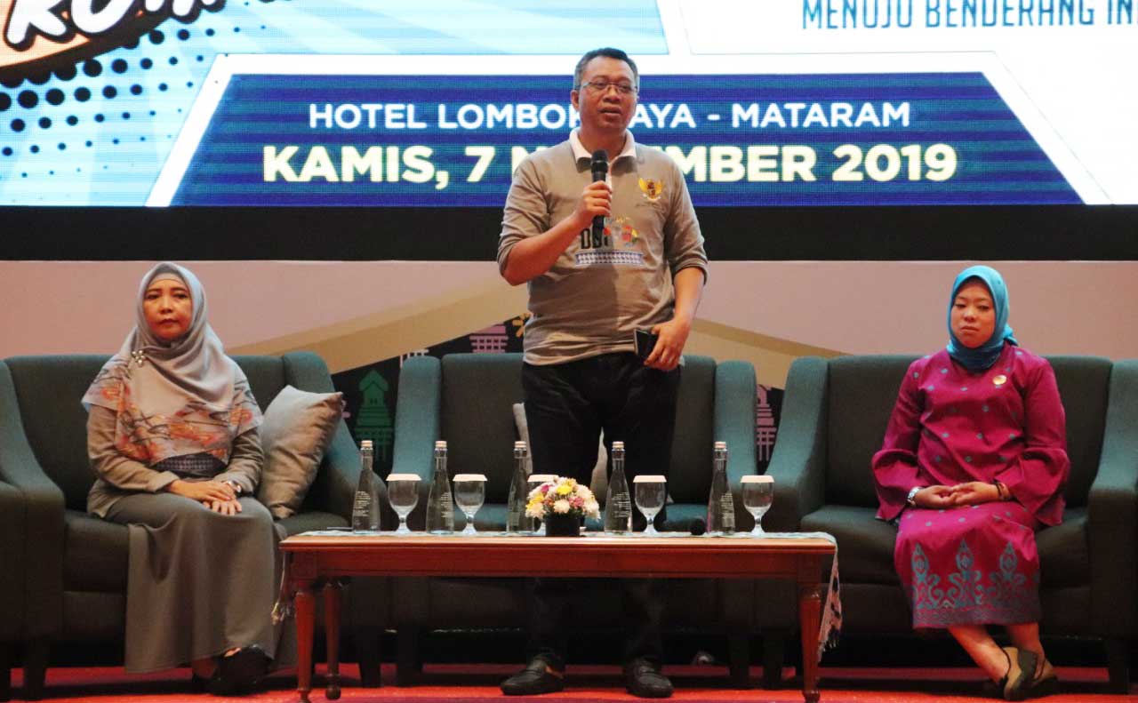 WAJIB BERBENAH: GUBERNUR NTB H Zulkeiflimansyah dan Wakil Gubernur NTB Hj Sitti Rohmi Djalilah saat berbicara di hadapan 1.500 aparatur pemerintah mulai dari kepala desa, camat, kepala sekolah, dan kepala Puskesmas dari seluruh NTB dalam acara gerakan men