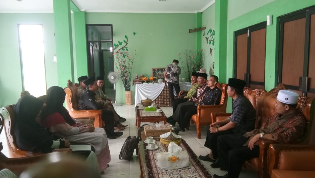 TERTANGKAP: MJ, 29 tahun, warga Kelurahan Kelayu Selatan, Kecamatan Selong bersama barang bukti narkoba yang diduga diedarkannya saat diamankan di Mapolres Lotim, kemarin (17/11).