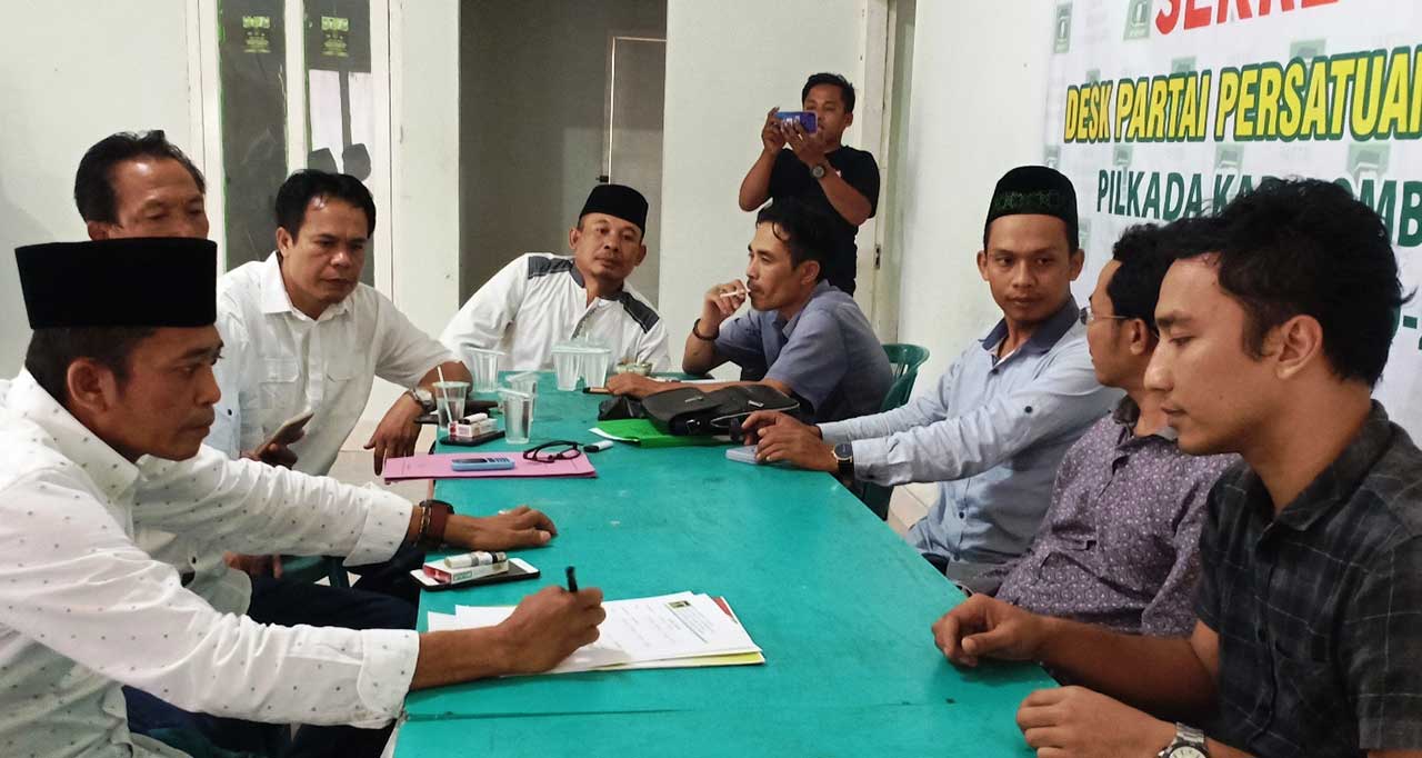 MENDAFTARKAN DIRI: Wakil Bupati HL Pathul Bahri, saat mendaftarkan diri sebagai bakal calon bupati di kantor DPC PPP Lombok Tengah, Rabu sore (6/10) lalu.