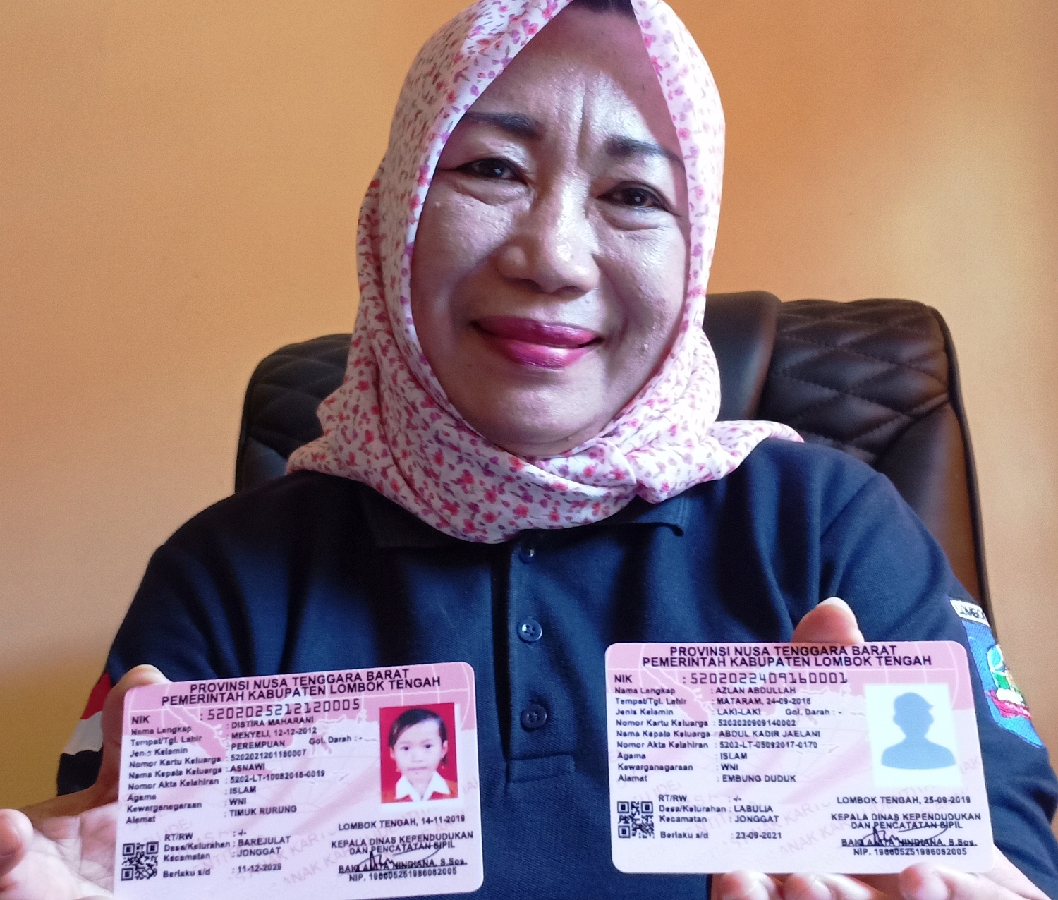 INI KARTUNYA: Kepala Dukcapil Lombok Tengah Baiq Anita Nindiana menunjukkan contoh KIA, Jumat (15/11) lalu.