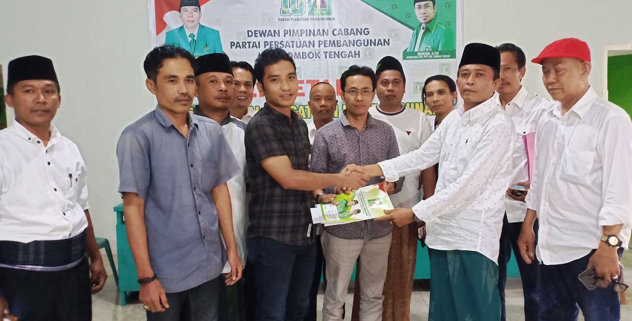 MENYERAHKAN BERKAS: Wakil Bupati HL Pathul Bahri (dua dari kanan depan), saat menyerahkan berkas pendaftaran Balon Bupati Lombok Tengah ke Desk DPC PPP, kemarin (6/11).