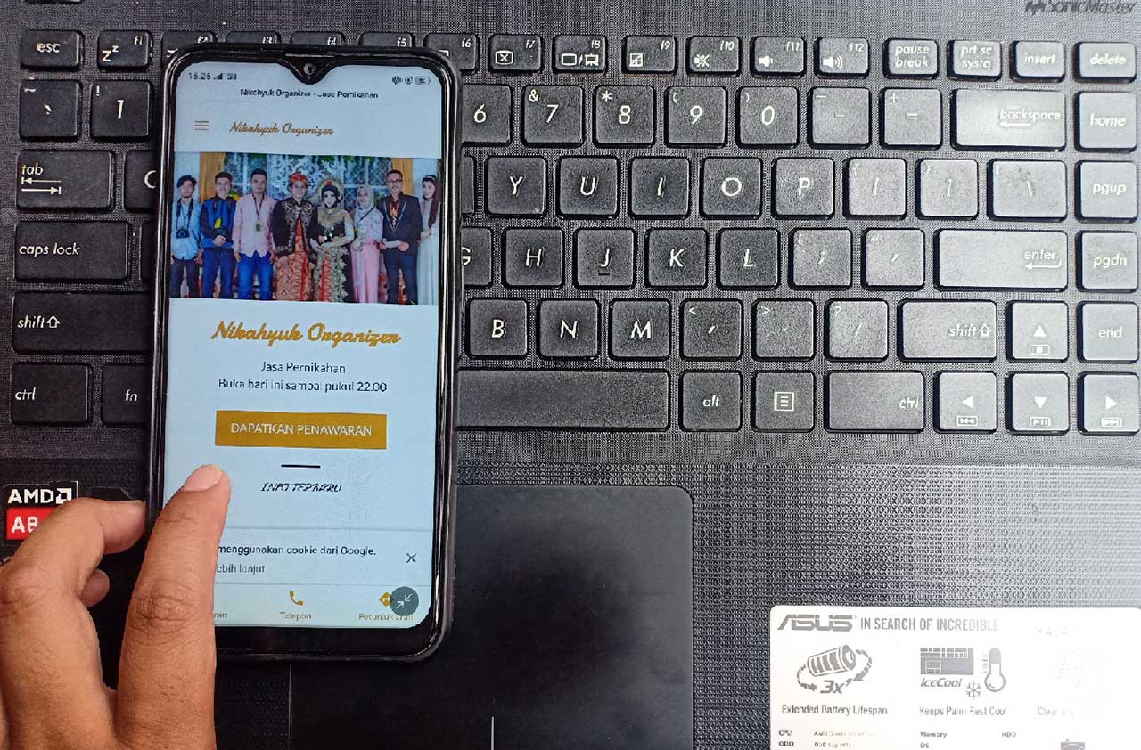JELAJAH INTERNET: Salah seorang warga tengah berselancar di dunia maya dengan smartphonenya beberapa waktu lalu. (dok. Lombok Post)