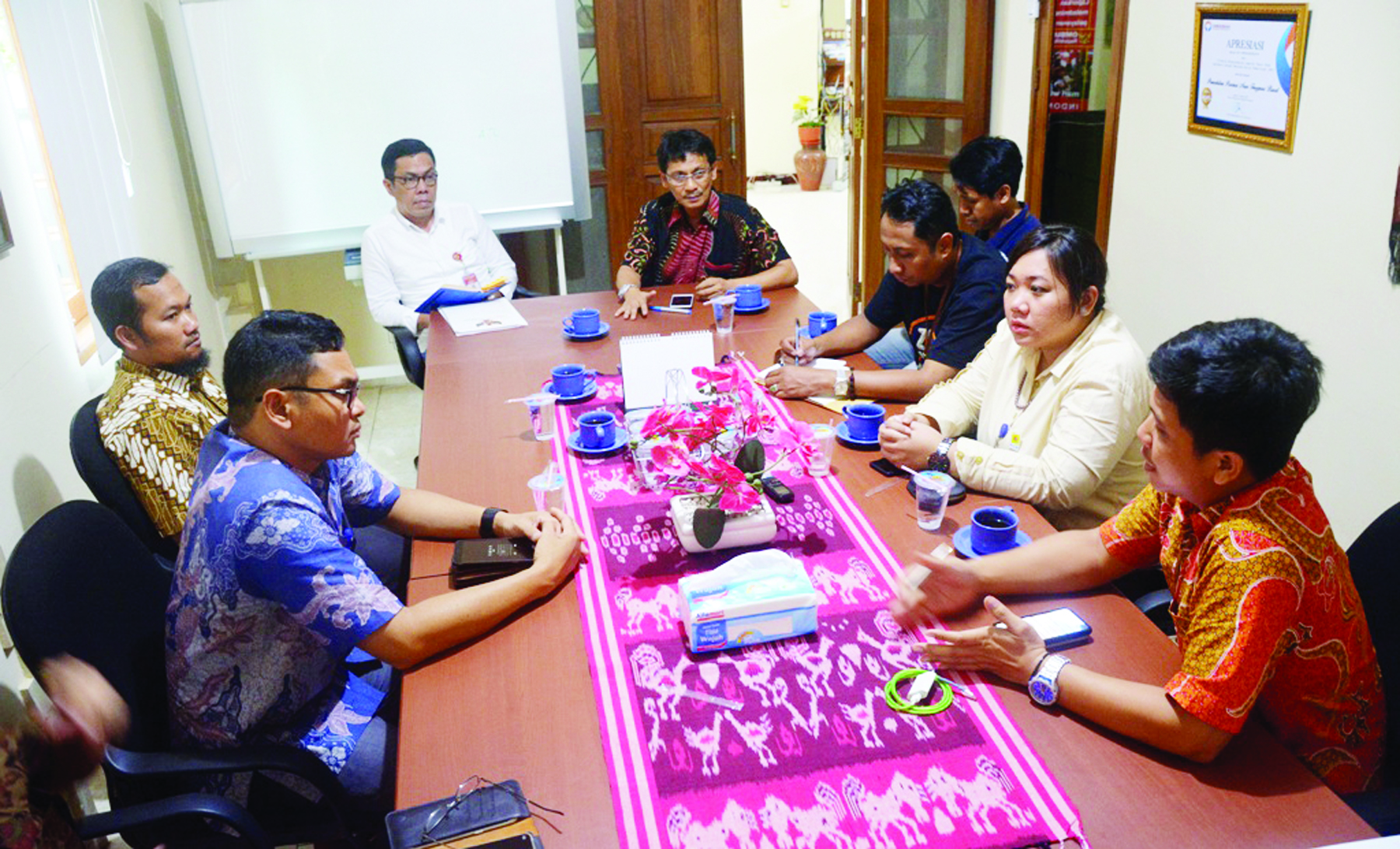 PERTEMUAN: Kepala Ombudsman NTB Adhar Hakim (tiga dari kiri) bersama Manajer Niaga dan Pelayanan Pelanggan PLN NTB Chairuddin (lima dari kanan) mendengar penjelasan teknis dari unit pembangkit PLN di kantor Ombudsman NTB, kemarin (15/11).