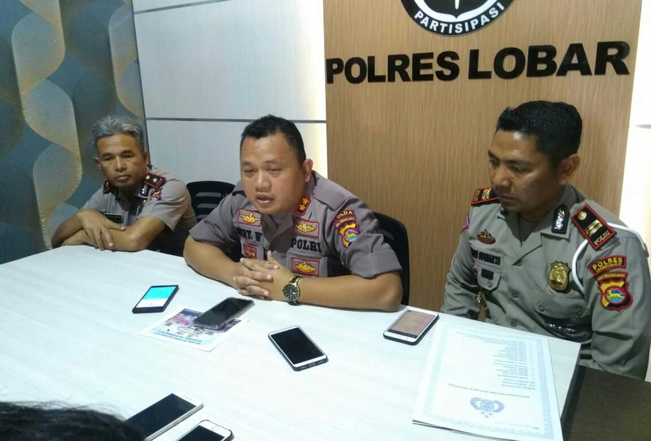 KONFERENSI PERS: Kapolres Lobar AKBP Heri Wahyudi (tengah) didampingi Wakapolres Kompol Lalu Salehudin (kiri) bersama Kasatlantas Polres Lobar Iptu I Made Sugiarta saat mengungkap hasil operasi zebra gatarin di Mapolres Lobar, kemarin (6/11).