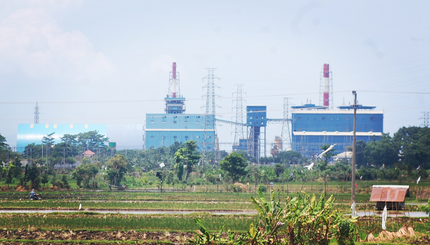 Inilah PLTU Jeranjang yang ada di Desa Taman Ayu, Kecamatan Gerung. Kondisi pemadaman listrik yang terjadi di Pulau Lombok beberapa hari terakhir akibat gangguan mesin pembangkit di PLTU ini.