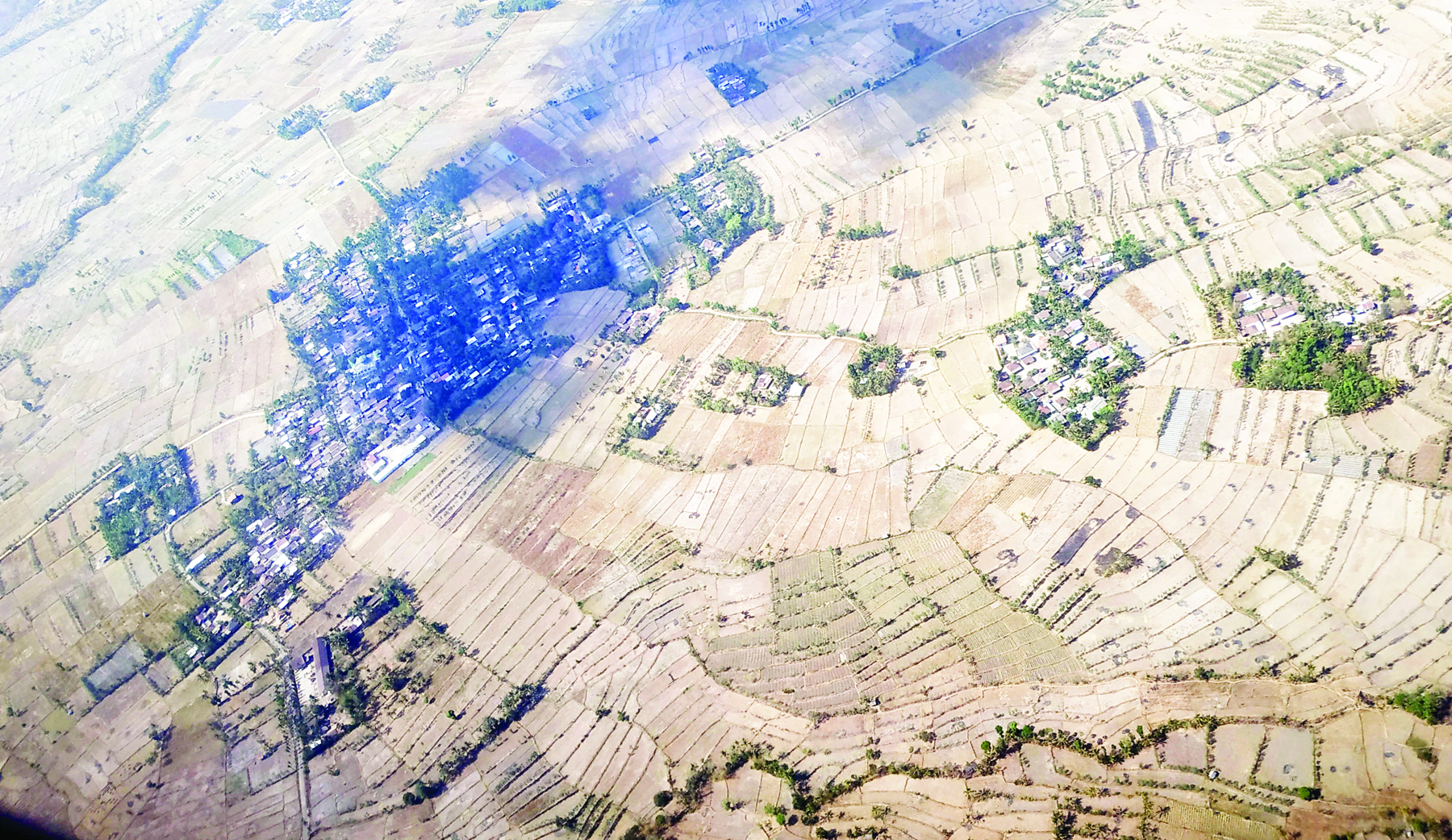 BERWARNA COKELAT: Dilihat dari atas pesawat, sawah-sawah petani di Desa Tanak Awu, Kecamatan Pujut, Lombok Tengah nampak kering.