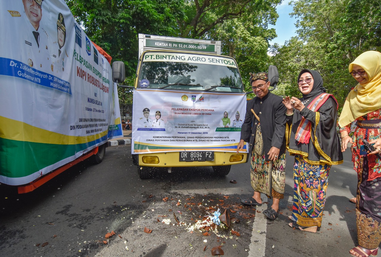 EKSPOR: Kadis Perdagangan NTB Putu Selly Andayani (dua kanan) bersama Kepala Balai Karantina Pertanian Kelas I Mataram drh Arinaung (kiri) melepas ekspor perdana manggis dan kopi robusta, di kantor gubernur NTB, Selasa (17/12).