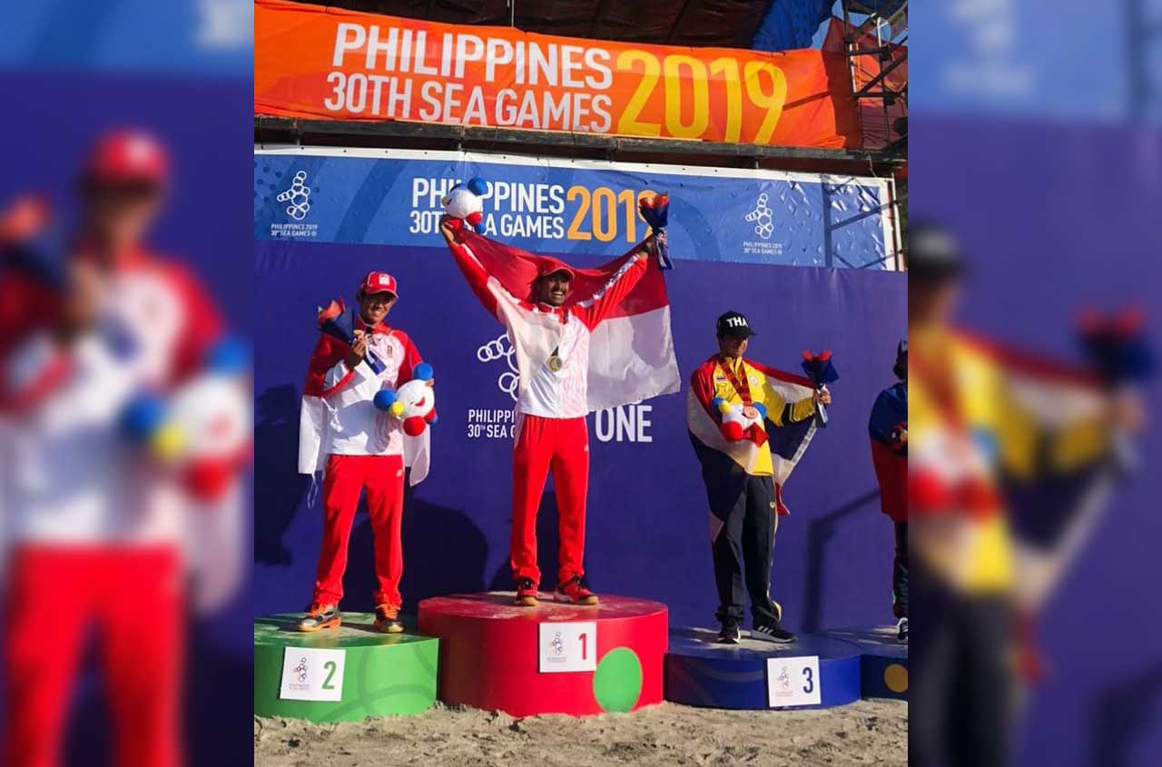 SUMBANG EMAS: Peselancar Indonesia asal NTB Hairil Anwar (tengah) menyumbangkan satu medali emas bagi Indonesi di SEA Games 2019 Filipina, kemarin (8/12).