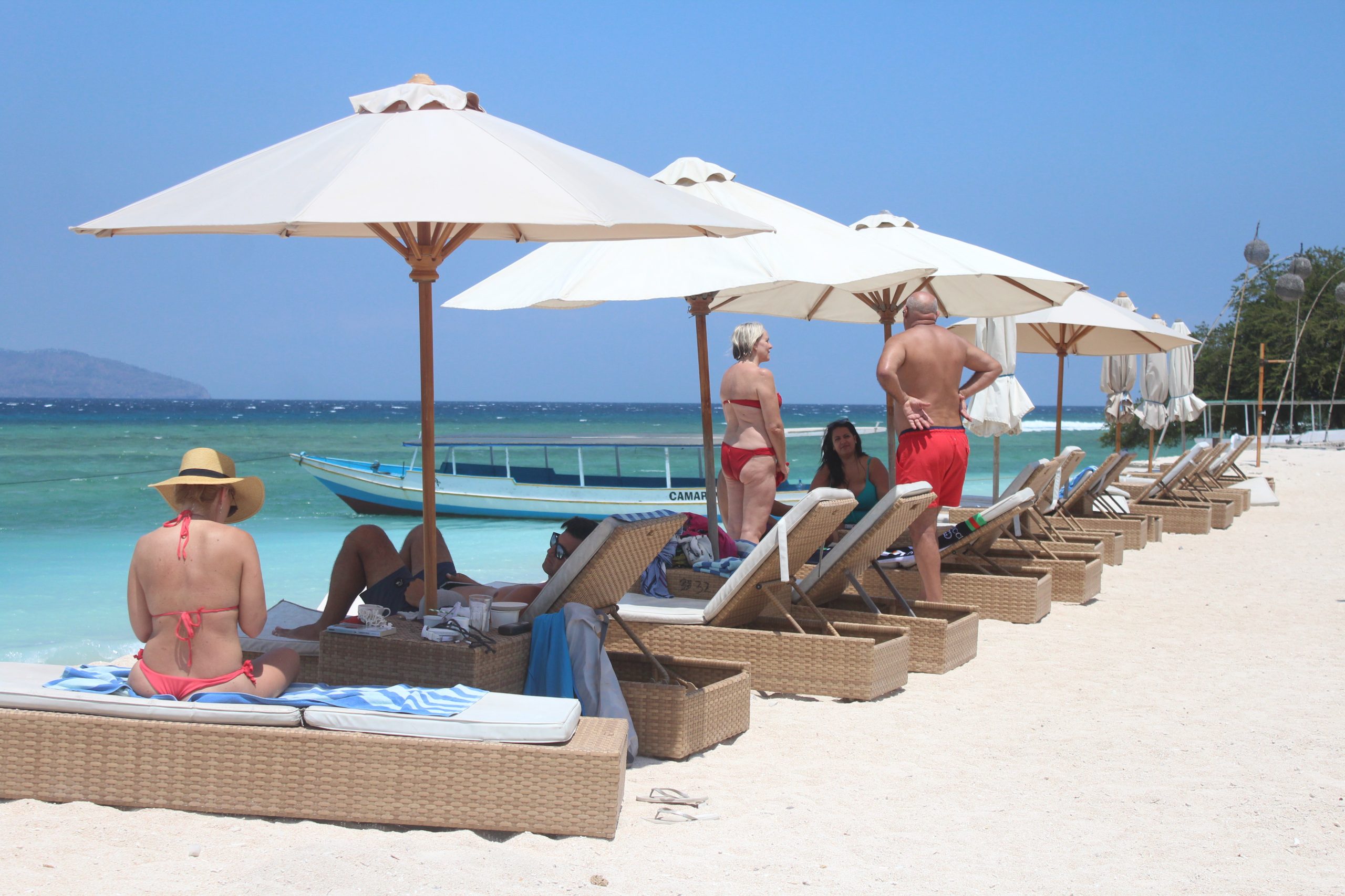 LIBURAN: Sejumlah wisatawan tengah berjemur di Gili Trawangan, beberapa waktu lalu.