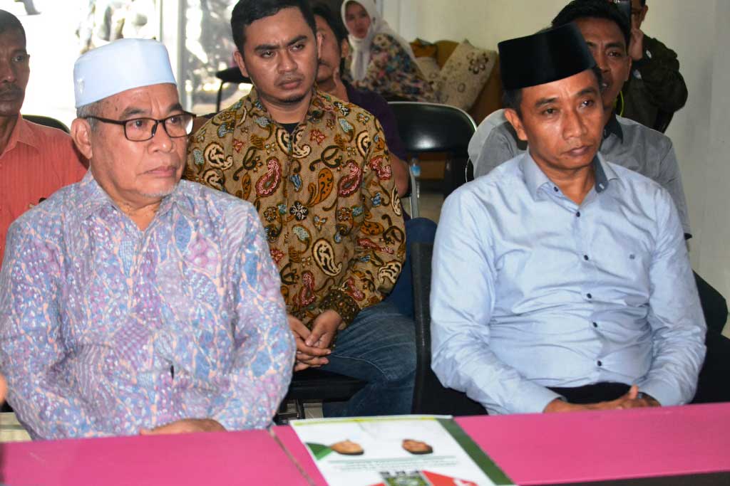 PENANTANG PETAHANA: Duduk di depan HM Nur Yasin (kiri) dan Mustakim Patawari (kanan) bakal calon pasangan Bupati dan Wakil Bupati, Kabupaten Sumbawa Barat (KSB), saat mendaftar di DPW PKB NTB, Selasa (3/12).