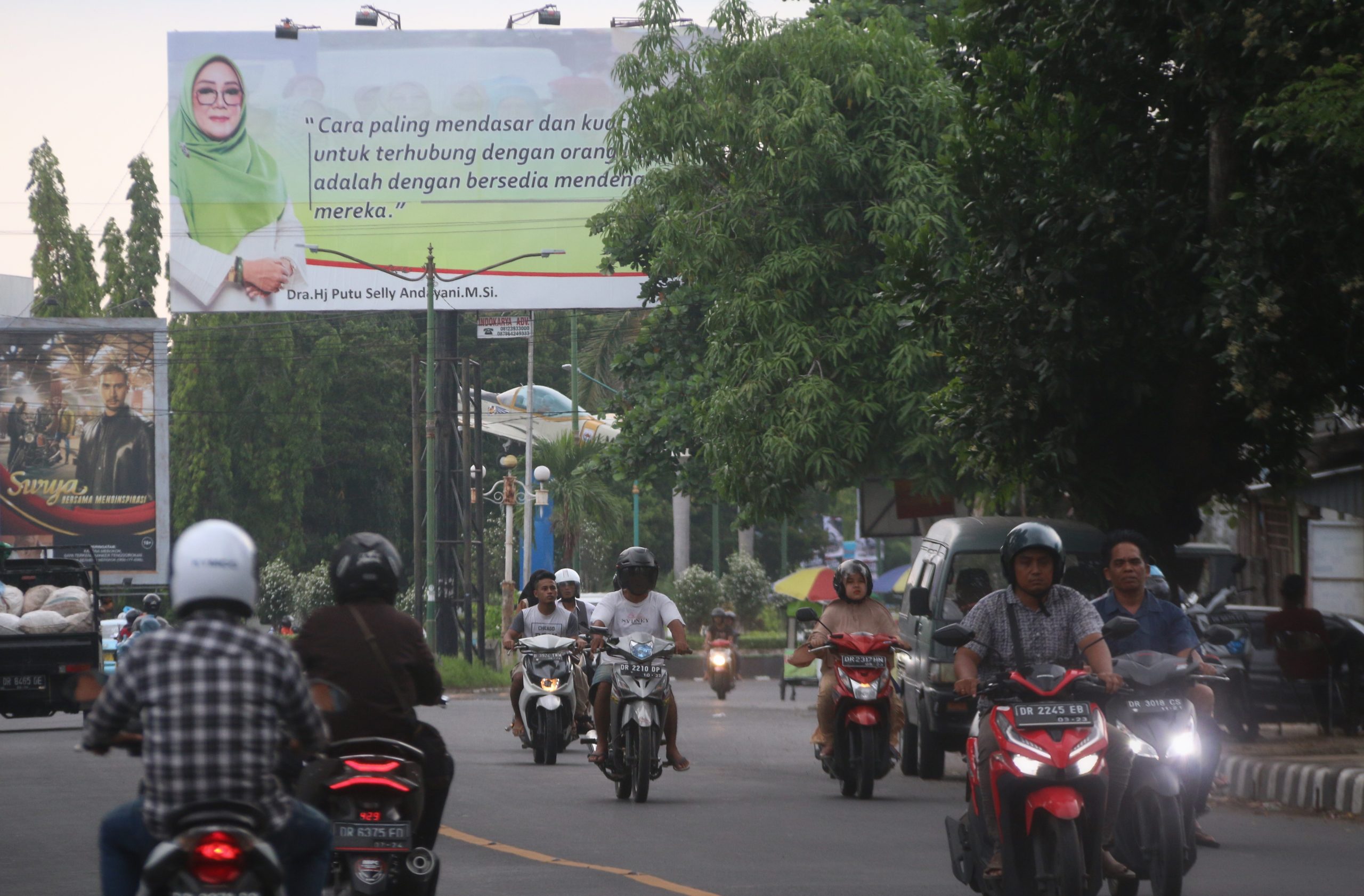 TEBAR PESONA: Baliho raksasa salah satu ASN Pemprov NTB yang bakal maju pada Pilkada 2020 tebar pesona di jalan utama Kota Mataram, kemarin.
