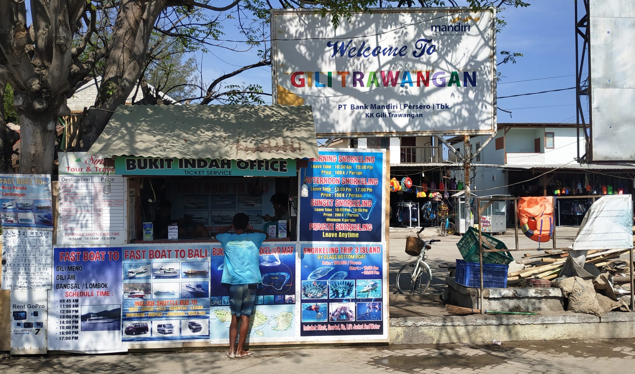 PULAU WISATA: Salah seorang warga berdiri di depan pusat informasi wisata di Gili Trawangan. Pasar Seni di pulau itu masuk dalam lahan 65 ha milik pemprov.