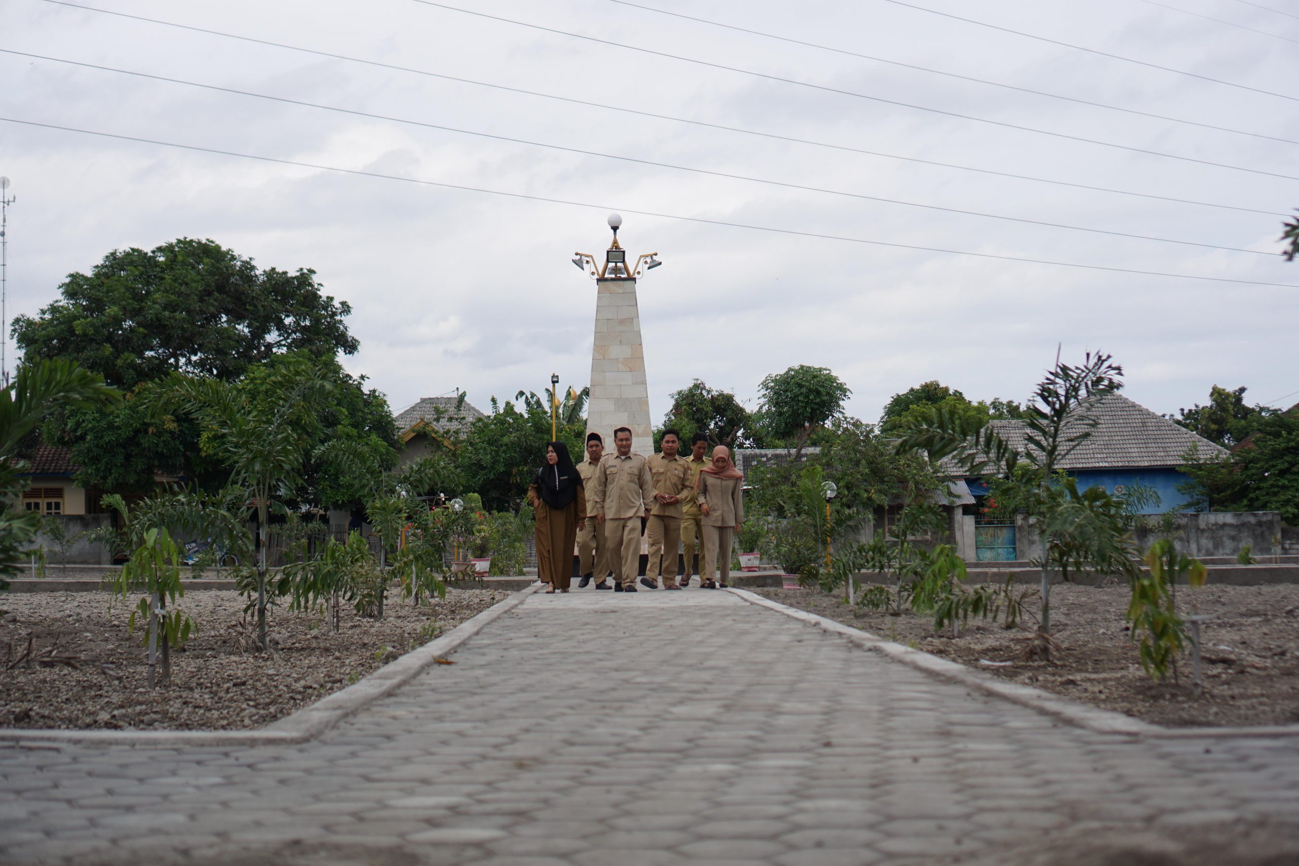 TAMAN TUGU: Pemerintah Kecamatan Suralaga dan Desa Bagik Payung sedang berjalan di Taman Tugu yang dibangun dengan dana desa, kemarin (13/1).