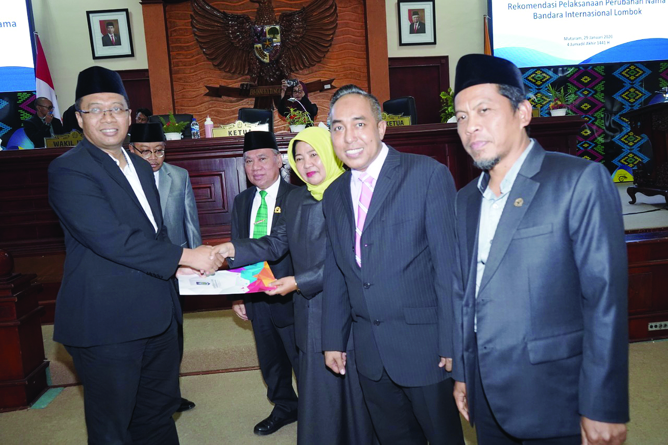 NAMA BANDARA: Ketua DPRD NTB Hj Baiq Isvie Rupaeda (tiga dari kanan) menyerahkan rekomendasi dewan kepada Gubernur NTB H Zulkieflimansyah, kemarin (29/1).