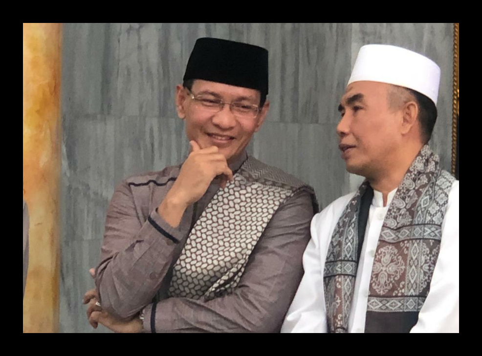 H Mohan Roliskana (kiri) bersama TGH Mujiburrahman (HMR untuk Lombok Post)