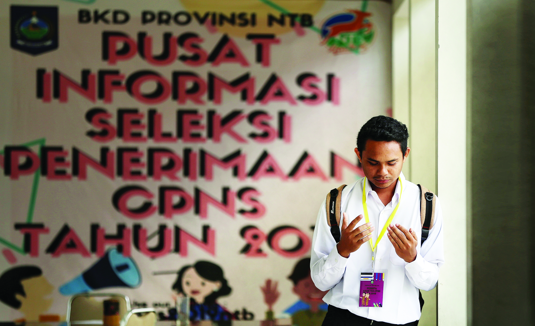 BERDOA: Seorang peserta SKD CPNS berdoa sebelum memasuki ruang CAT di kantor BKD, kemarin.