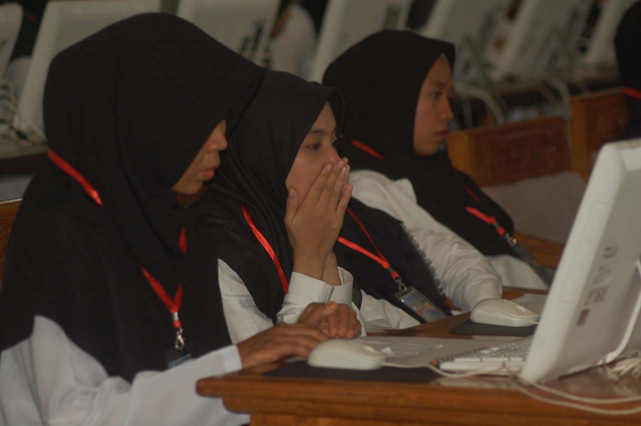 TONI/LOMBOK POST BARU BABAK PERTAMA: Pelamar CPNS Lobar bersiap menjawab sejumlah soal tes Seleksi Kompetensi Dasar (SKD), belum lama ini.