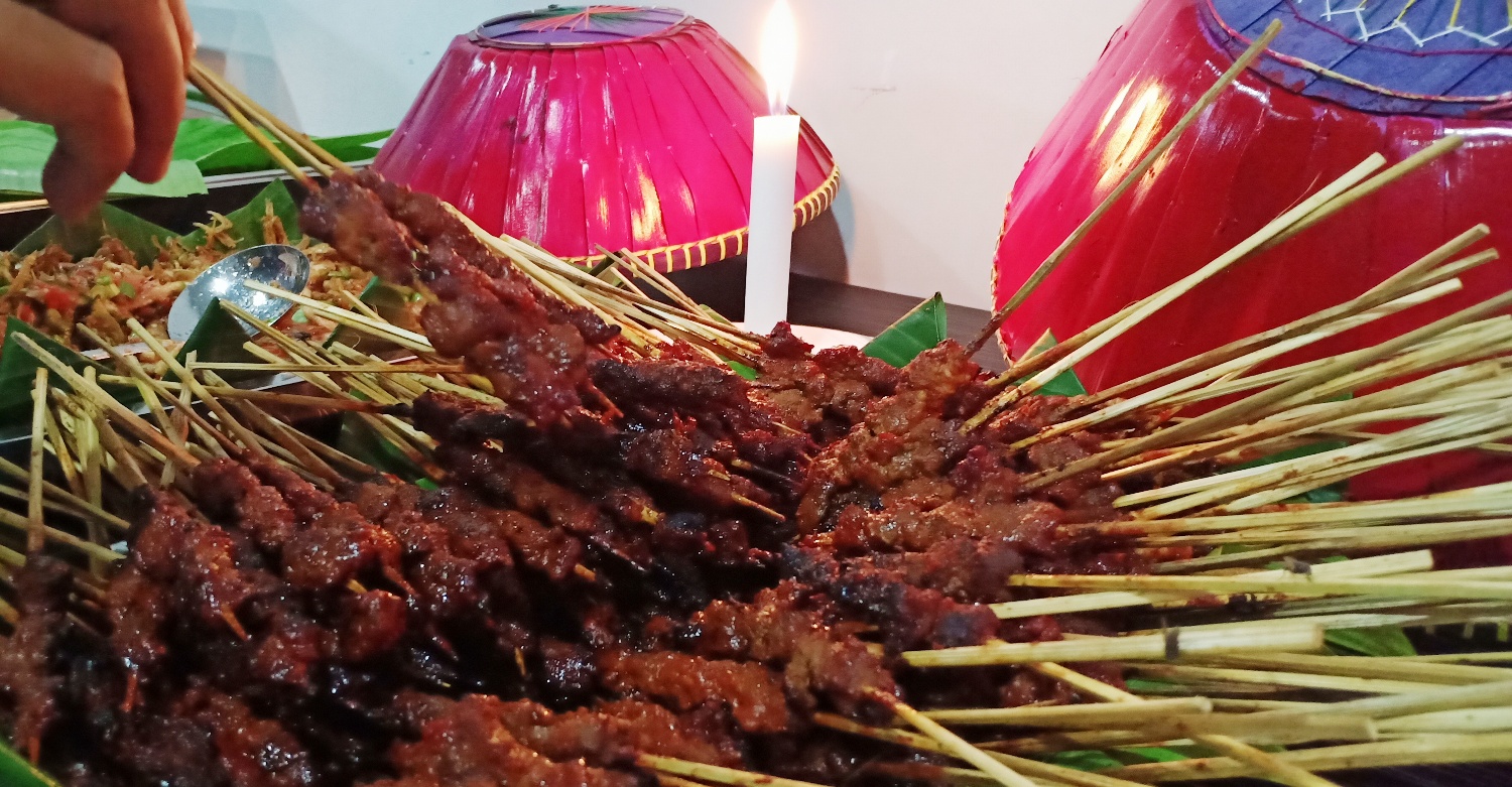 MAKNYUS: Tumpukan Sate Rembiga siap disantap di Dapur Lombok yang ada di Lombok Tengah, baru-baru ini.