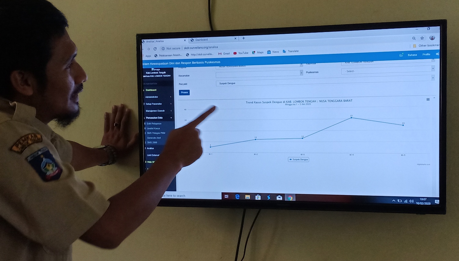 PERKEMBANGAN PENYAKIT: Petugas  Dinas Kesehatan Lombok Tengah menunjukkan perkembangan penyakit, kemarin (10/2).