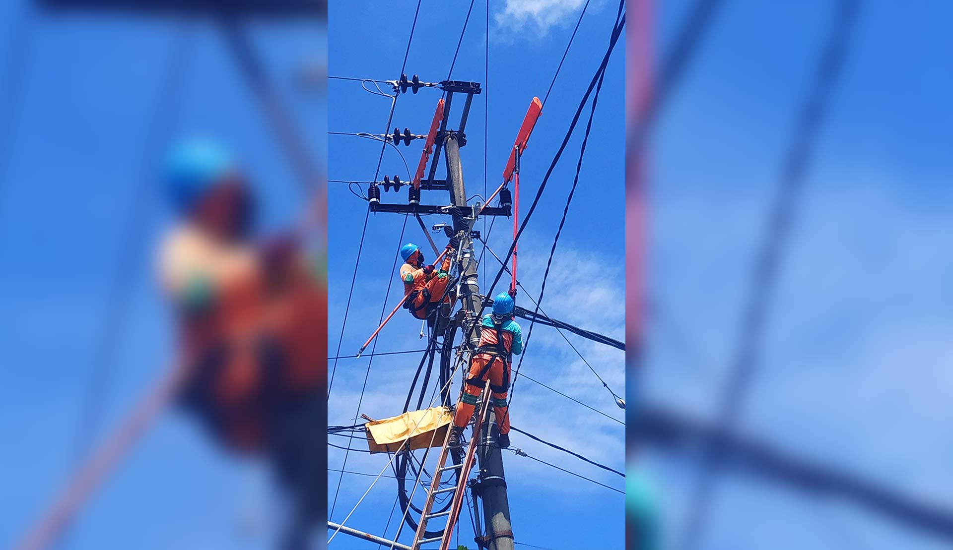 PERBAIKAN JARINGAN: Tim PDKB UP3 Mataram melakukan pemeliharaan jaringan listrik di Jalan Catur Warga, Kota Mataram.