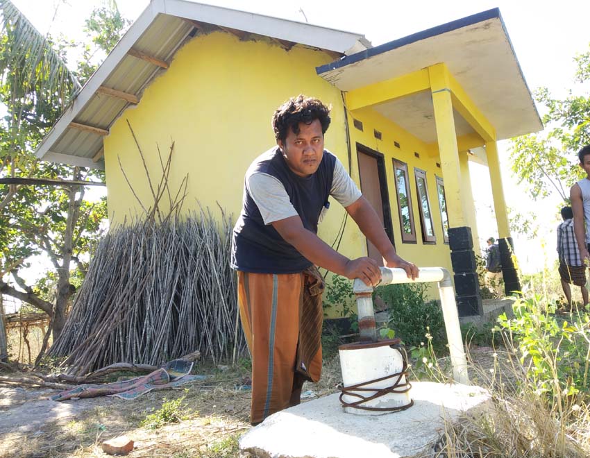 DARI SUMUR BOR: Salah seorang warga Desa Mumbulsari, Kecamatan Bayan, menunjukkan sumur bor yang dibangun di desanya, beberapa waktu lalu. Tahun ini Dinas PUPR berencana membangun empat titik sumur bor baru, di sejumlah desa.