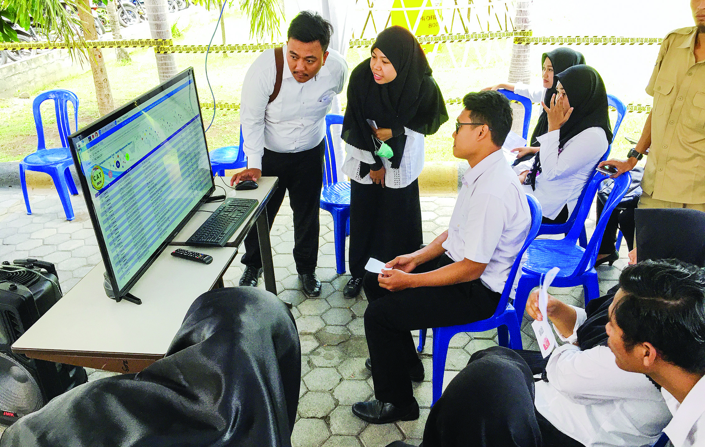 BERHARAP LULUS: Beberapa orang peserta ujian CPNS serius memperhatikan pengumuman nilai hasil ujiannya di SMK 3 Mataram, beberapa waktu lalu.