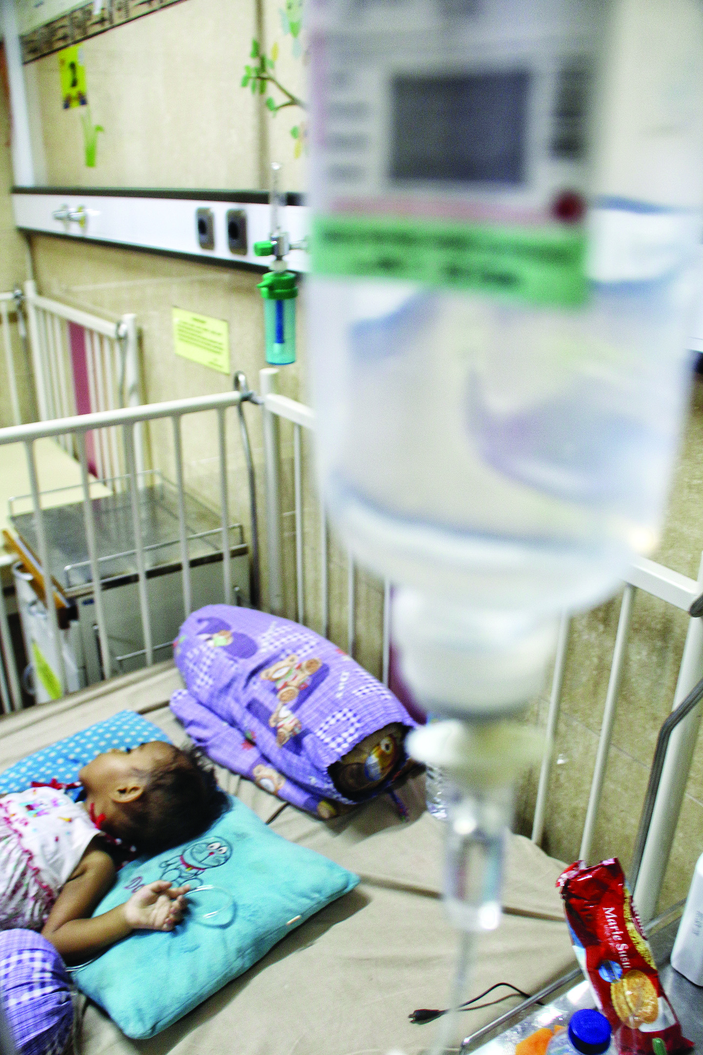 MASIH LEMAS: Akina Zilia, pasien DBD tidur saat menjalani perawatan di RSUD Kota Mataram, kemarin (5/2).