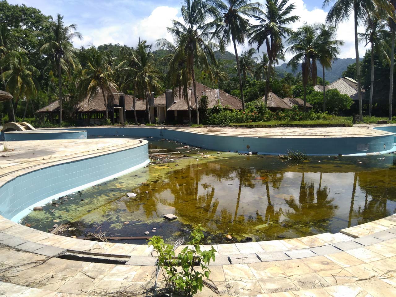 TAK TERURUS: Beginilah kondisi eks Bangunan Hotel Santosa yang ada di Senggigi, kemarin (11/2). Kolam hotel yang yang ada di bibir utama Pantai Senggigi ini digenangi air hujan dan sampah yang menjadi sarang nyamuk.