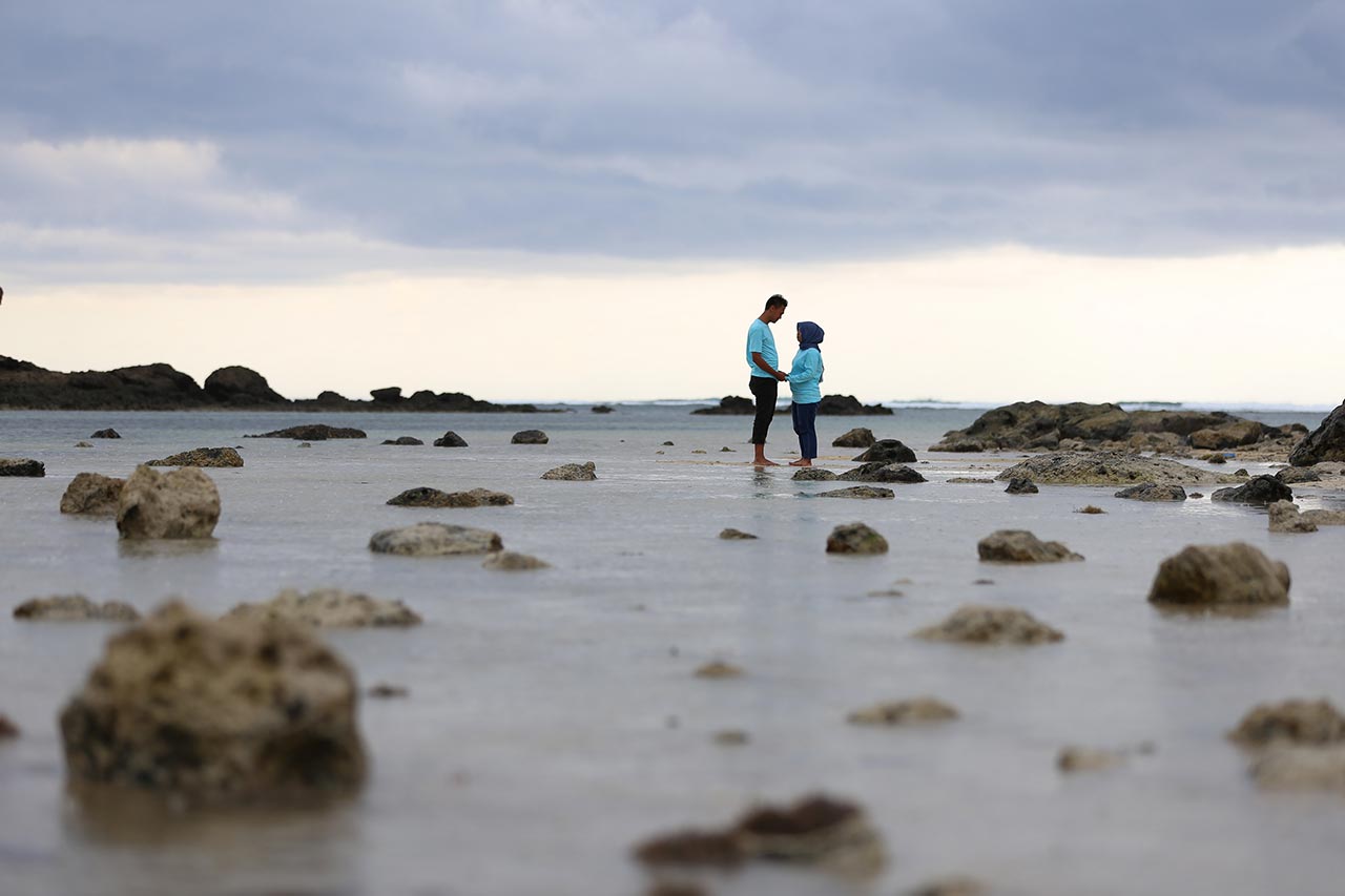 KONSEP FAVORIT: Foto prewedding outdoor selain lebih simpel, juga memberi nuansa alam dan natural yang menarik.
