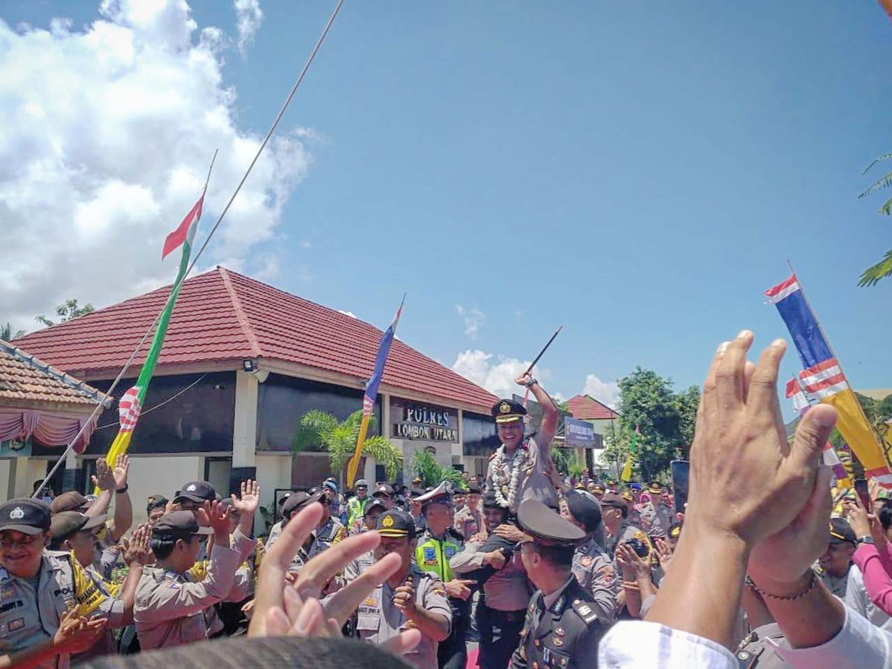 Ferial/Lombok Post PISAH SAMBUT:  Mantan Kapolres Lombok Utara AKBP Herman Suriyono diarak pisah sambut di Mapolres Lombok Utara, Sabtu lalu (15/2). AKBP Herman Suriyono kini menjabat sebagai Kapolres Sumbawa Barat. Posisinya digantikan AKBP Fery Jaya Sat
