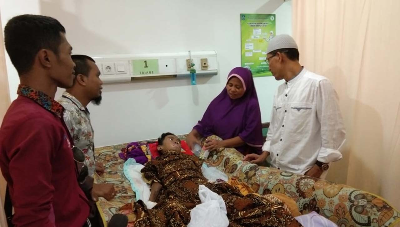 LEMAH: Kondisi Muhaidin yang masih lemas saat dirujuk ke IGD RSUP NTB, Selasa (18/2) lalu.