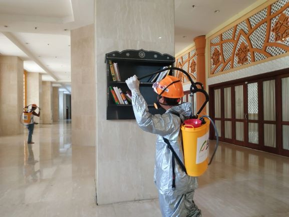 SEMPROTKAN DISINFEKTAN: Relawan ACT NTB menyemprotkan cairan disinfektan di masjid Hubbul Wathan, Islamic Center NTB, kemarin (19/3).(SIRTU/LOMBOK POST )