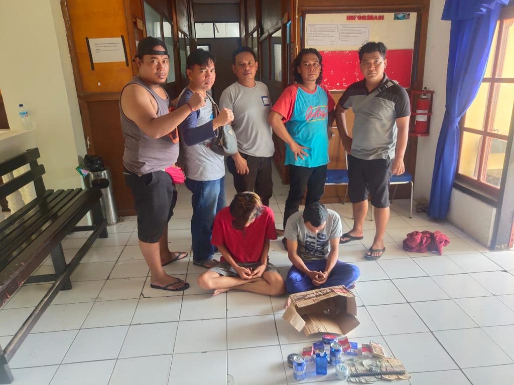 DITAHAN: Dua terduga pelaku pembobol minimarket Alfamart (duduk) saat diamankan di Polres Sumbawa, Senin (9/03/2020) kemarin.