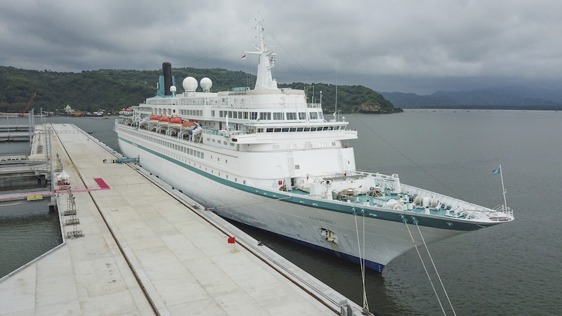 Kapal Pesiar Albatros bersandar di dermaga Gili Mas, Labuan tereng, Lembar, Lombok Barat Senin (9/3). Ini merupakan kapal ke enam dari 28 kapal yang dijadwalkan datang ke Lombok tahun 2020. (Ivan Mardiansyah/Lombok Post)