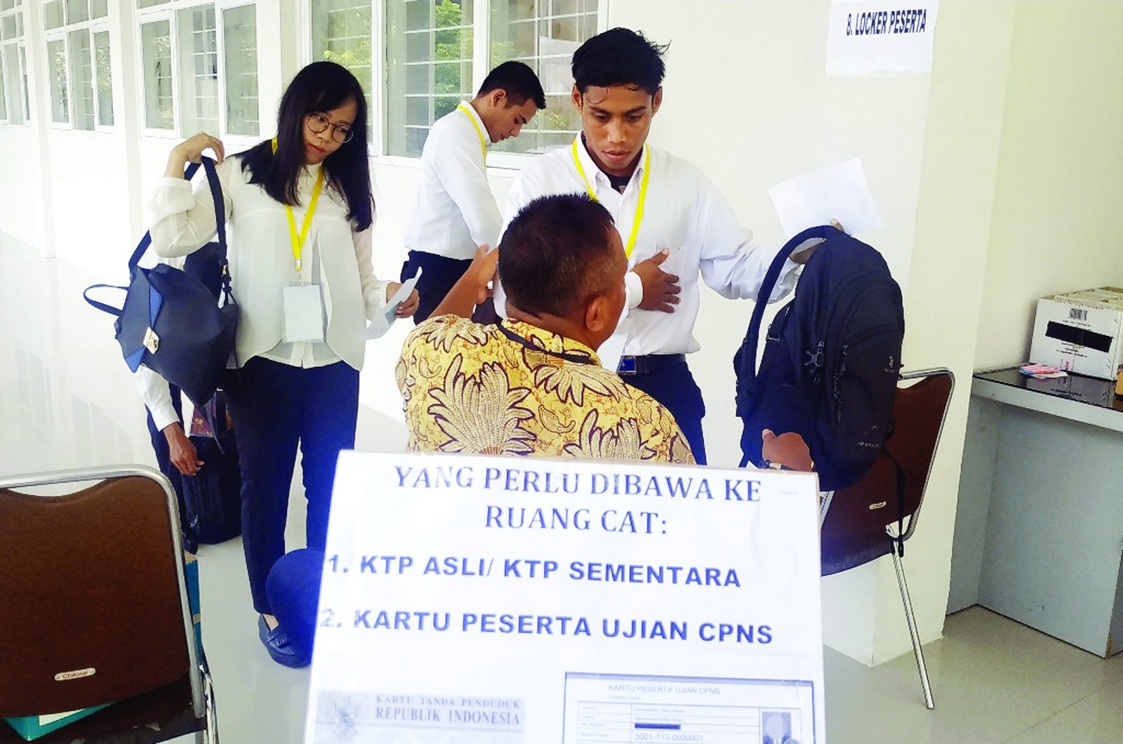 TES PEGAWAI: Para peserta seleksi CPNS diperiksa sebelum masuk ruangan CAT, saat seleksi kompetensi dasar, beberapa waktu lalu.
