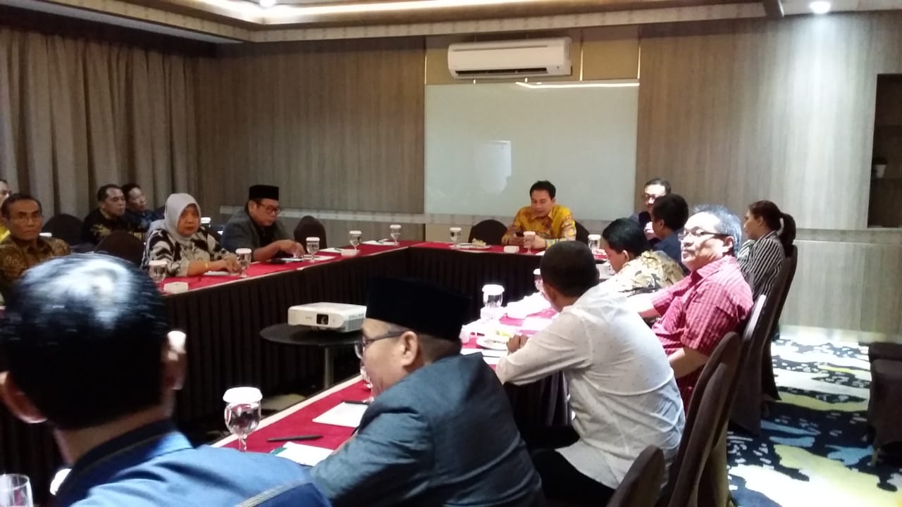 LOBI-LOBI ALOT: Wakil Ketua Umum DPP Partai Golkar Azis Syamsuddin memimpin musyawarah terkait pemilihan ketua DPD Partai Golkar NTB. Tampak hadir ditengah-tengah rapat tiga kandidat kuat calon Ketua DPD Partai Golkar NTB H Ahyar Abduh, Sari Yuliati, dan