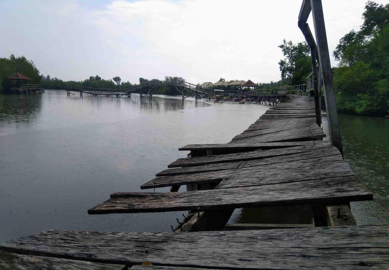 MEMPRIHATINKAN: Beginilah kondisi terbaru kawasan Ekowisata Mangrove Desa Lembar Selatan, kemarin (13/3). Sejak tahun lalu, salah satu destinasi wisata andalan Lobar ini belum diperbaiki. (TONI/LOMBOK POST)