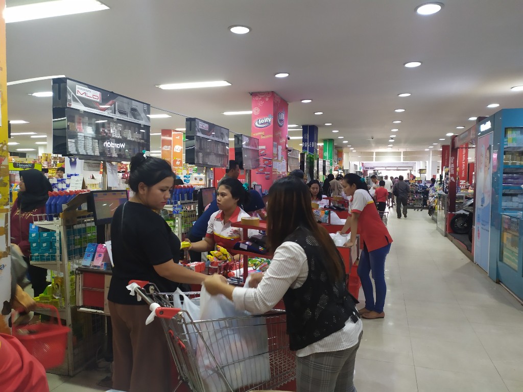 TETAP BIJAK: Masyarakat diharapkan tidak melakukan aksi pembelian yang berlebihan menyikapi situasi terkini terkait penyebaran virus Korona. Nampak warga berbelanja di Ruby, kemarin.