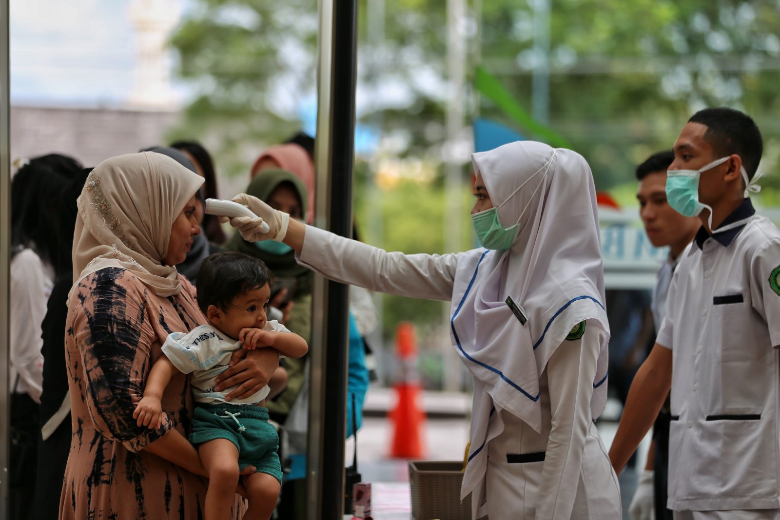 LANGKAH ANTISIPASI: Petugas kesehatan dari RSUD Kota Mataram dan Dinas Kesehatan Kota Mataram melakukan screening suhu tubuh kepada pengunjung di Lombok Epicentrum Mall,Selasa (17/3/20).