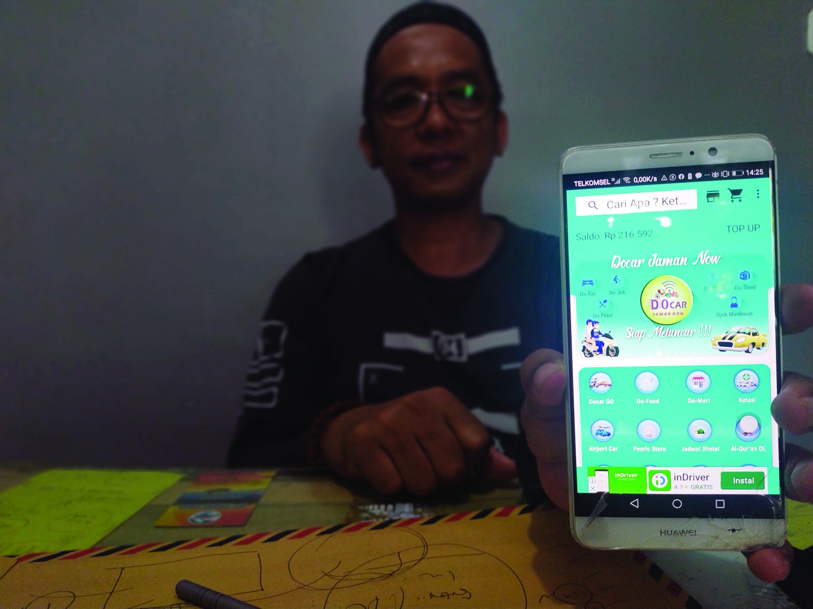 APLIKASI LOKAL RASA NASIONAL: H Mahmud menunjukkan aplikasi Docar Jaman Now yang dibuatnya, kemarin.