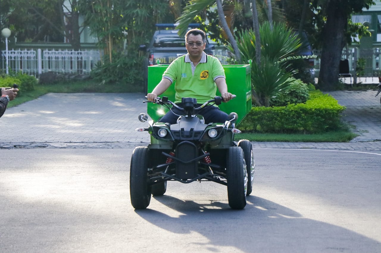 MOTOR LISTRIK: Gubernur NTB H Zulkieflimansyah mencoba motor listrik karya SMKN 1 Lingsar di halaman pendopo gubernur, (10/3) lalu.