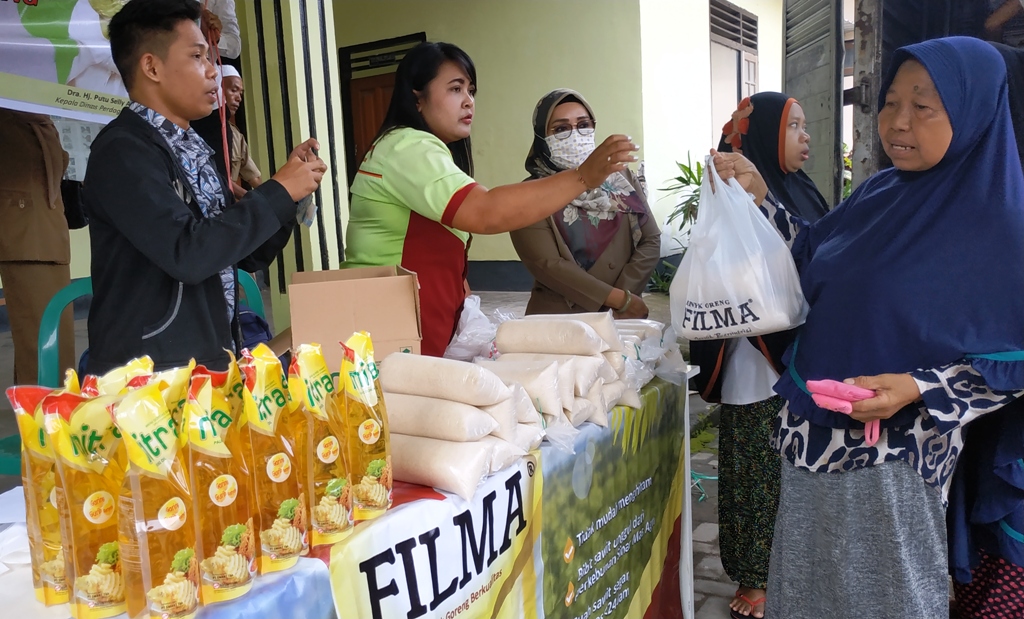 OPERASI PASAR: Warga membeli beras dan gula di operasi pasar yang digelar Disdag NTB  bersama PT SMS, di kantor Lurah Bertais, Kota Mataram, kemarin (9/3).