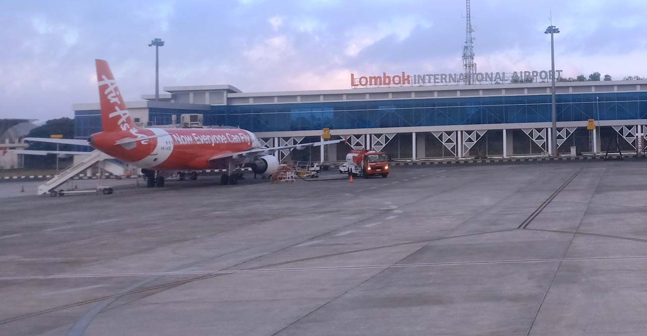PENERBANGAN INTERNASIONAL: Maskapai AirAsia di LIA, saat terparkir melayani keberangkatan internasional, beberapa waktu lalu.