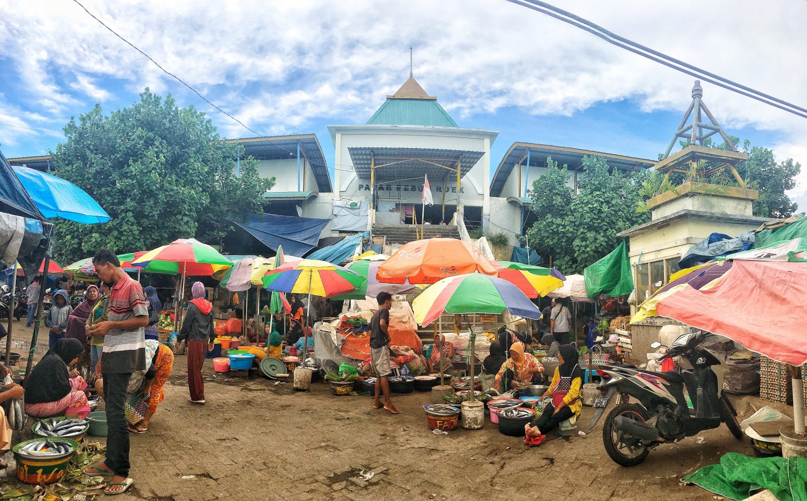 TETAP NORMAL: Sejumlah pedagang dan pembeli terlihat melakukan transaksi jual beli di dalam pasar Kebon Roek, Kota Mataram, kemarin (16/3).