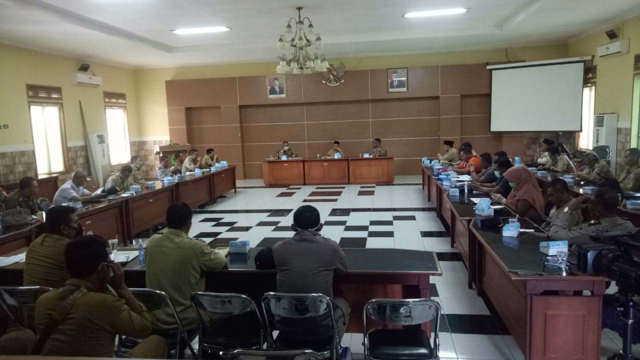 MATANGKAN TUGAS: Suasana rapat pematangan tugas Satgas Covid-19, yang digelar di aula kantor bupati Lombok Utara, kemarin (23/3/2020).