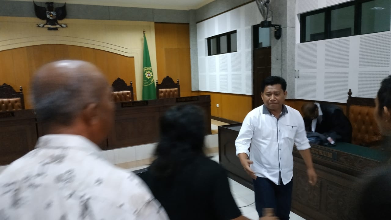 BERNAPAS LEGA: Terdakwa kasus korupsi dana CSR PDAM, Sahyan berjalan ke luar persidangan usai mendengarkan putusan majelis hakim, Senin (2/3/20) lalu. (Harli/Lombok Post)