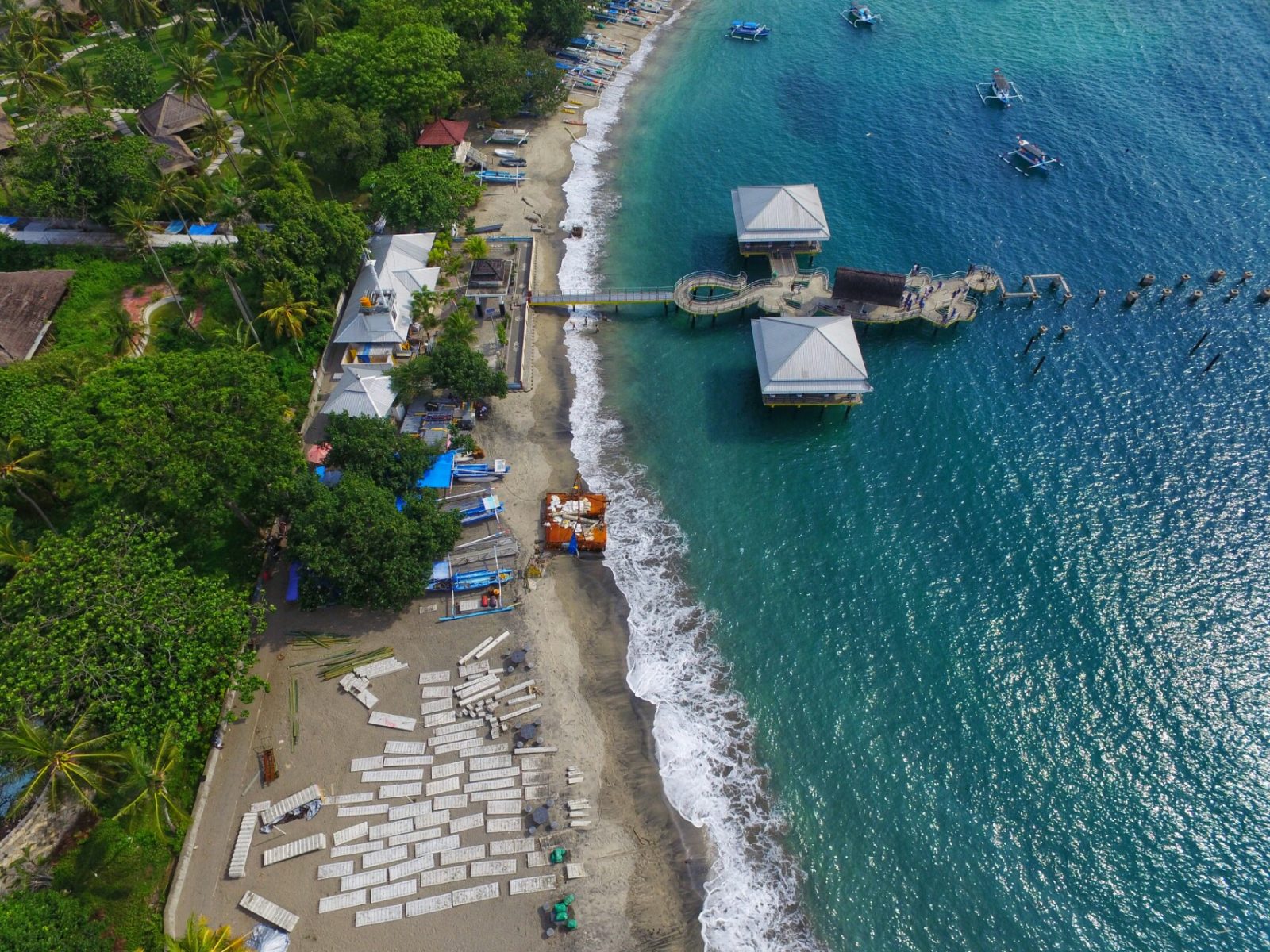 CANTIK: Nampak dari atas Pantai Senggigi yang sejak lama menjadi ikon pariwisata NTB. Kini geliat pariwisata di kawasan itu tengah lesu.