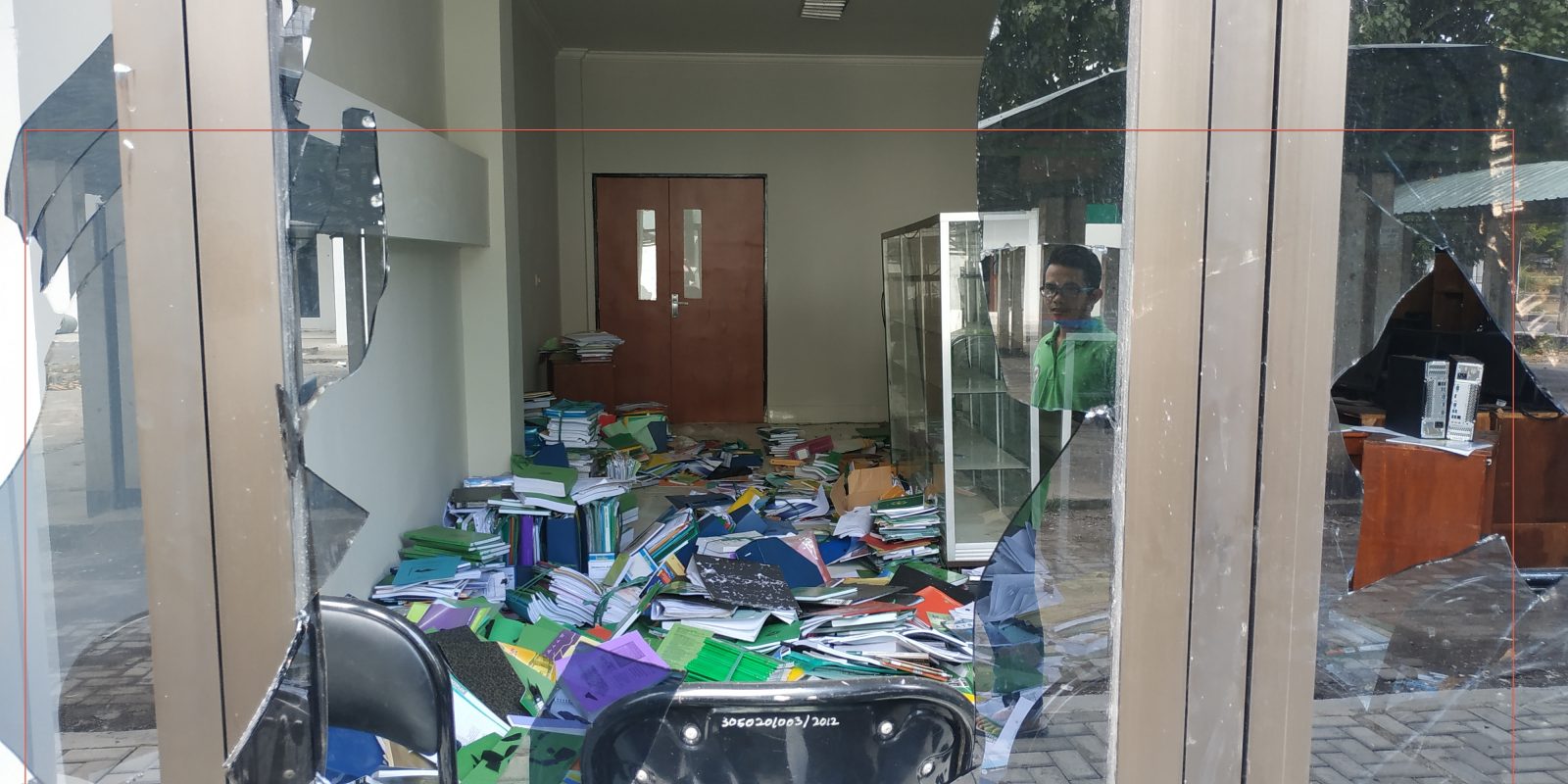 MASIH RUSAK: Mahasiswa masuk kuliah pascaperusakan kampus UIN Mataram oleh sekelompok orang tidak dikenal.