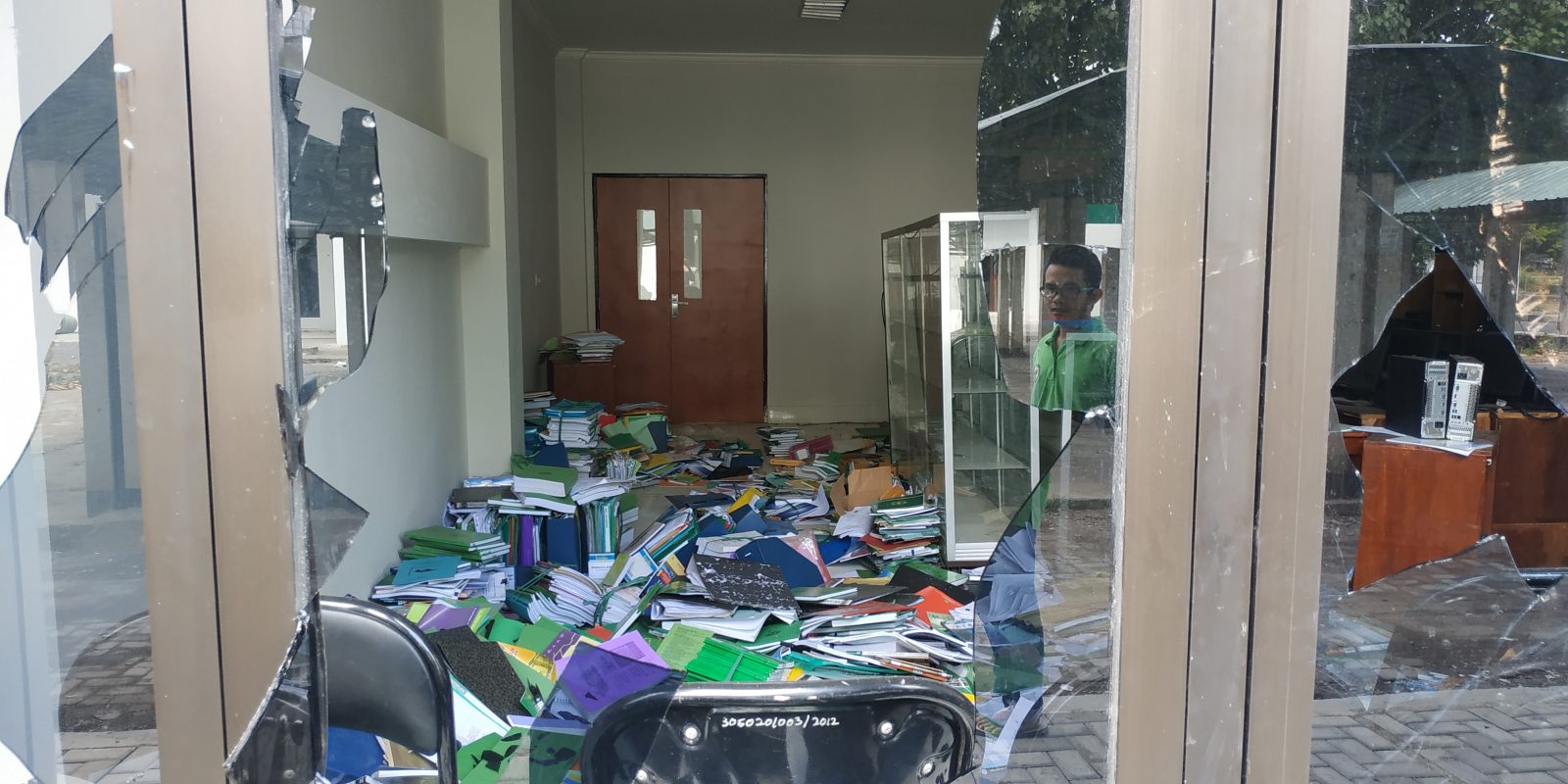 BEKAS LEMPARAN: Kaca-kaca kampus UIN Mataram hancur didiga akibat penyerangan warga, kemarin 1 Maret 2020 lalu .  (SIRTU/LOMBOK POST